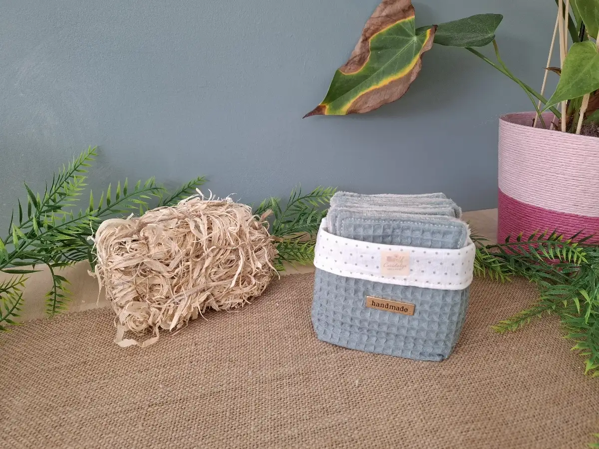 Panier et ses lingettes démaquillantes nid d'abeille bleu gris