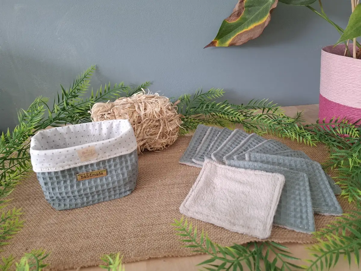 Panier et ses lingettes démaquillantes nid d'abeille bleu gris