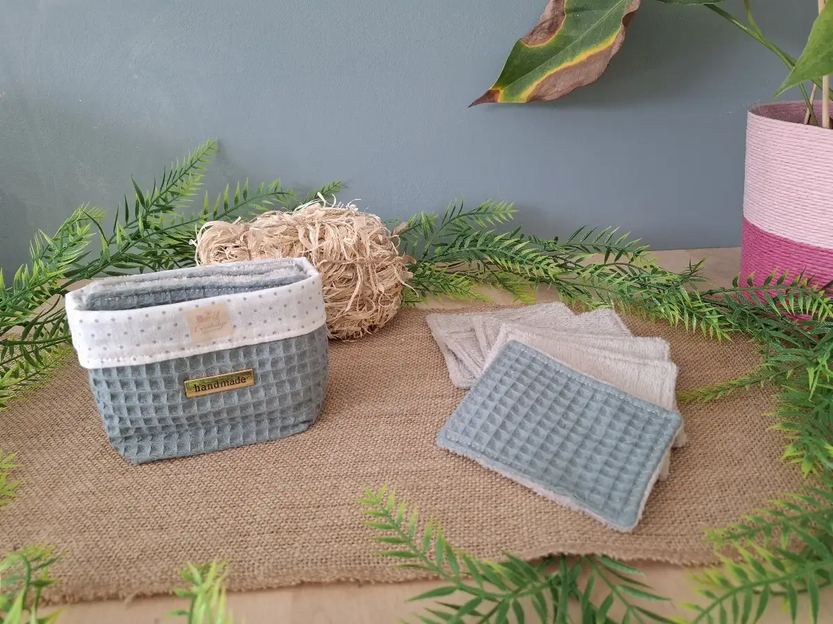 Panier et ses lingettes démaquillantes nid d'abeille bleu gris