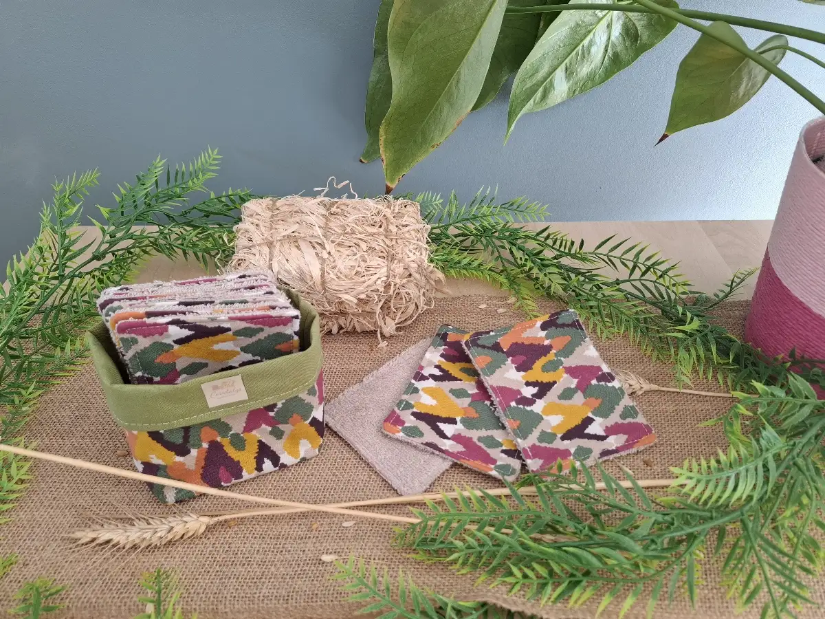 Panier et ses lingettes démaquillantes au ton coloré