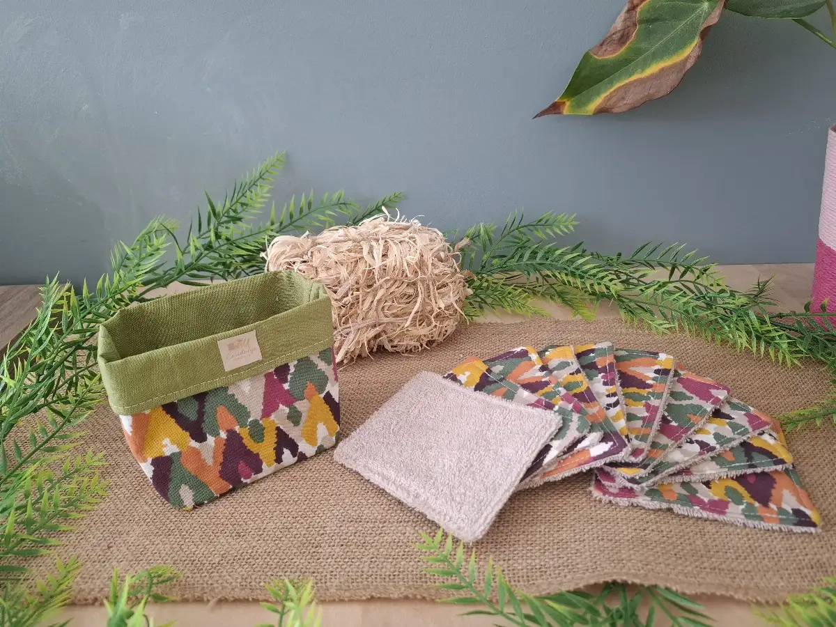 Panier et ses lingettes démaquillantes au ton coloré