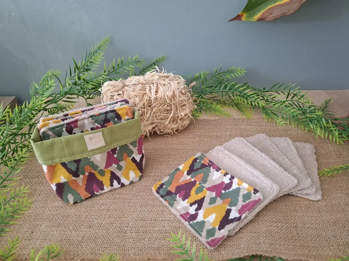 Panier et ses lingettes démaquillantes au ton coloré