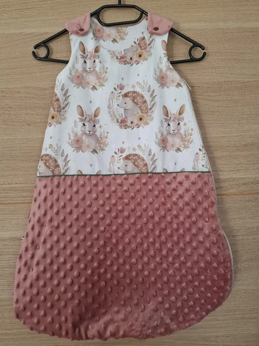 Gigoteuse bébé artisanale en coton et minky rose