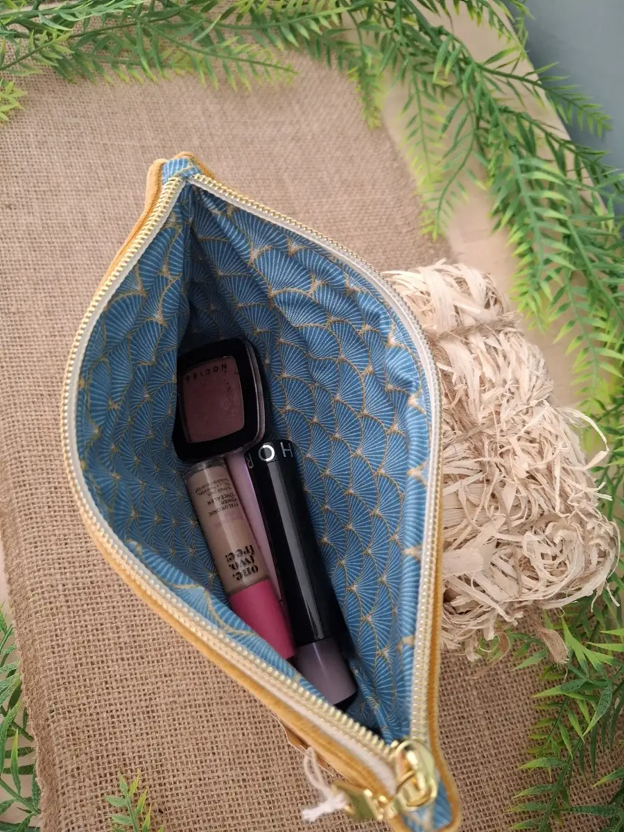 Pochettes maquillages velours moutarde