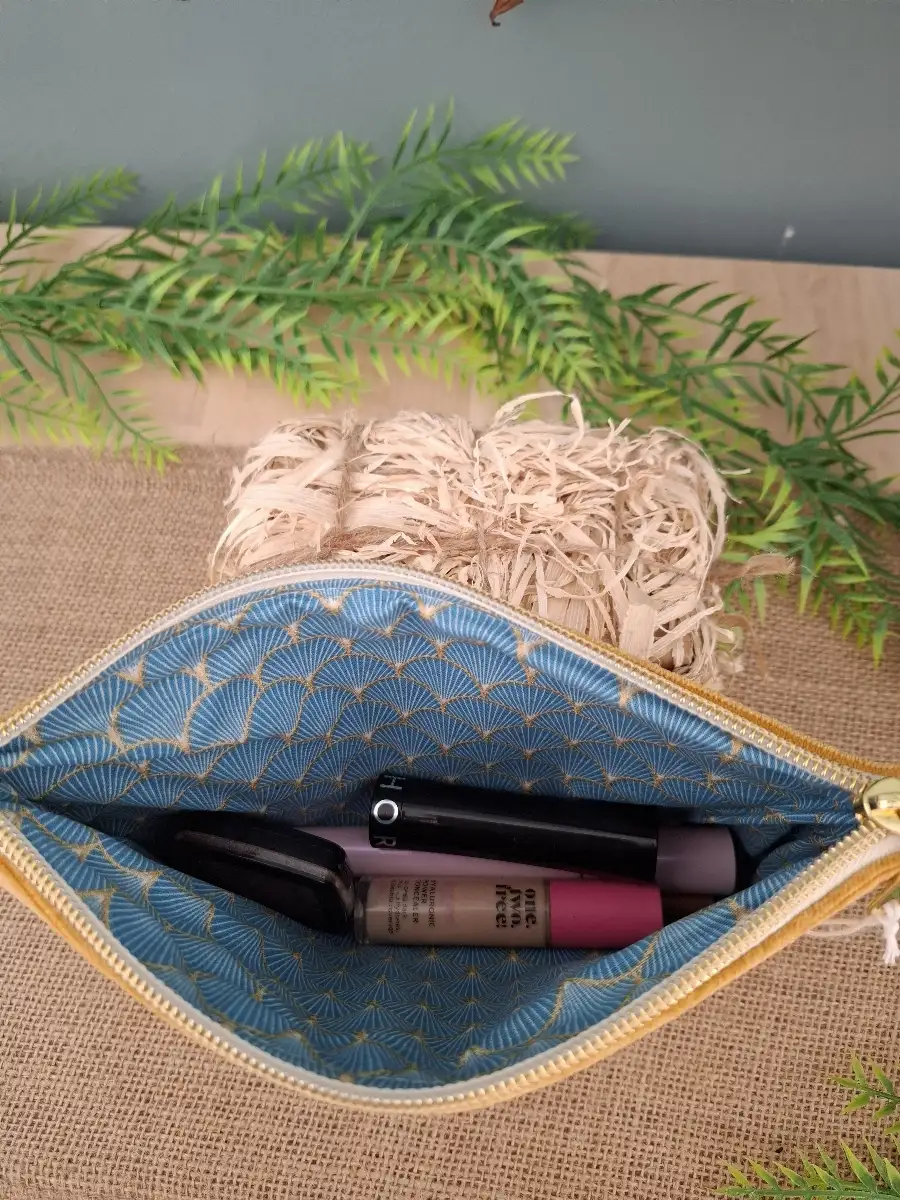 Pochettes maquillages velours moutarde